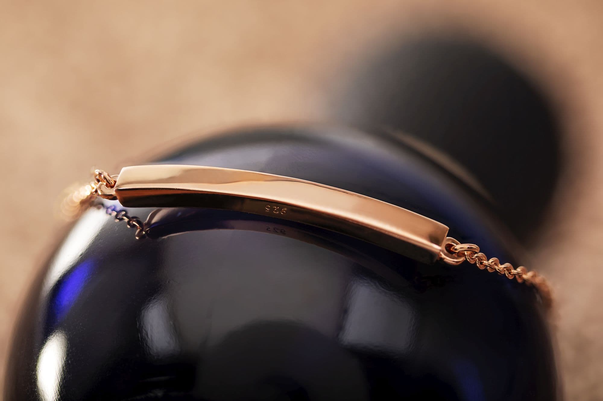 Barrenarmband aus rosévergoldetem Sterlingsilber mit einer feinen Gliederkette.