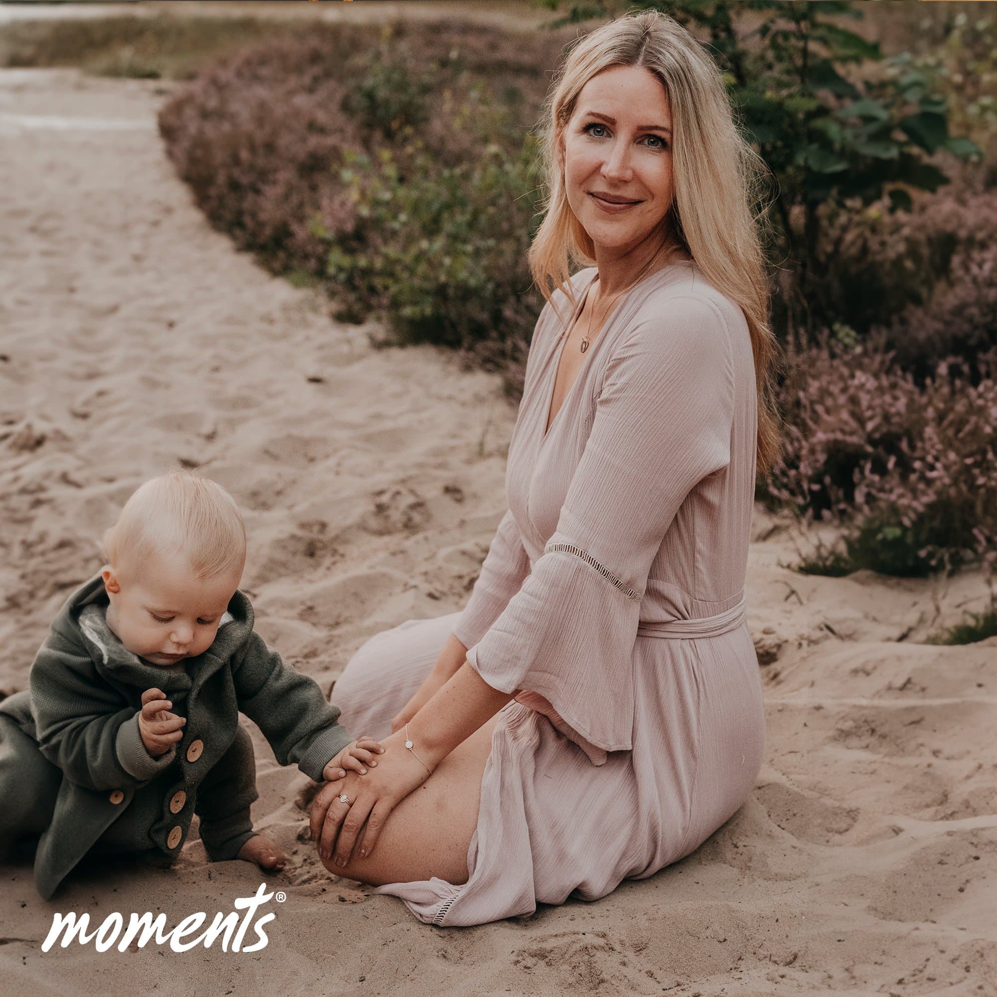 Silberhalskette mit einem runden, hellen Anhänger.
