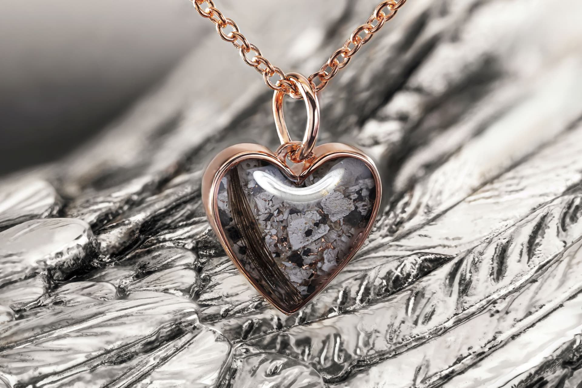 Hjertevedhæng i rosaguld med aske- og hårindeslutninger.