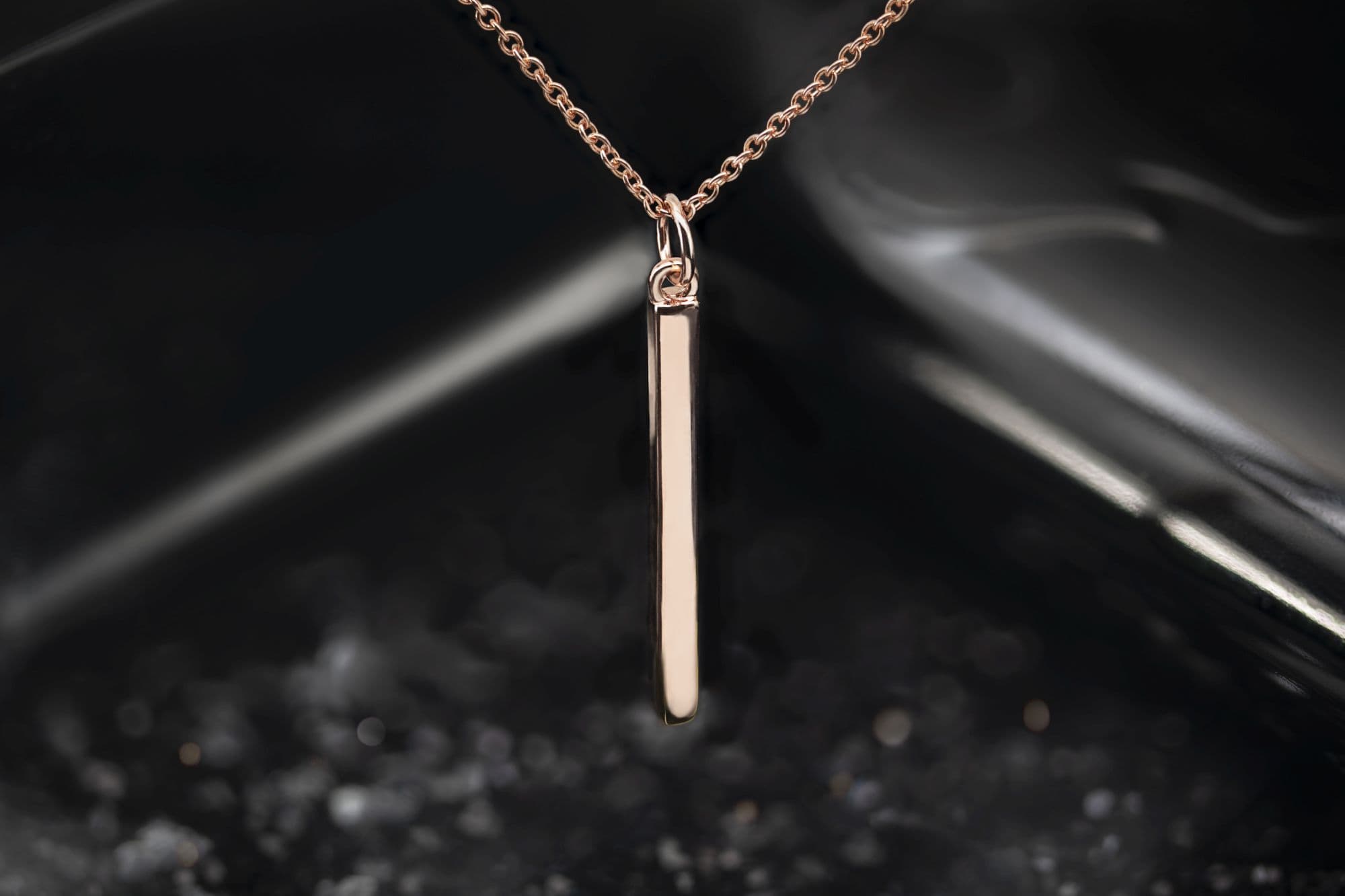 Barrenanhänger aus Roségold an einer Kette.