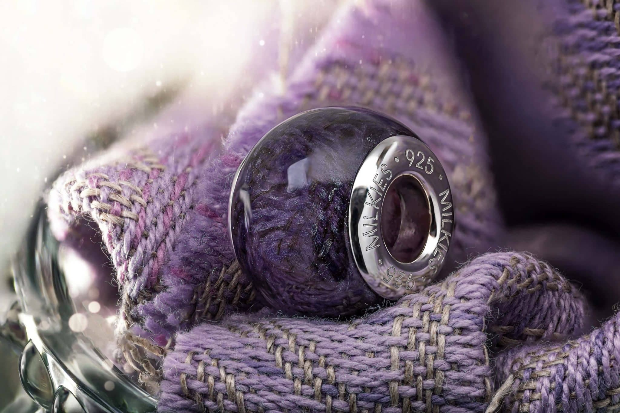 Runde violette Erinnerungsperle mit Einlage aus 925er Silber.