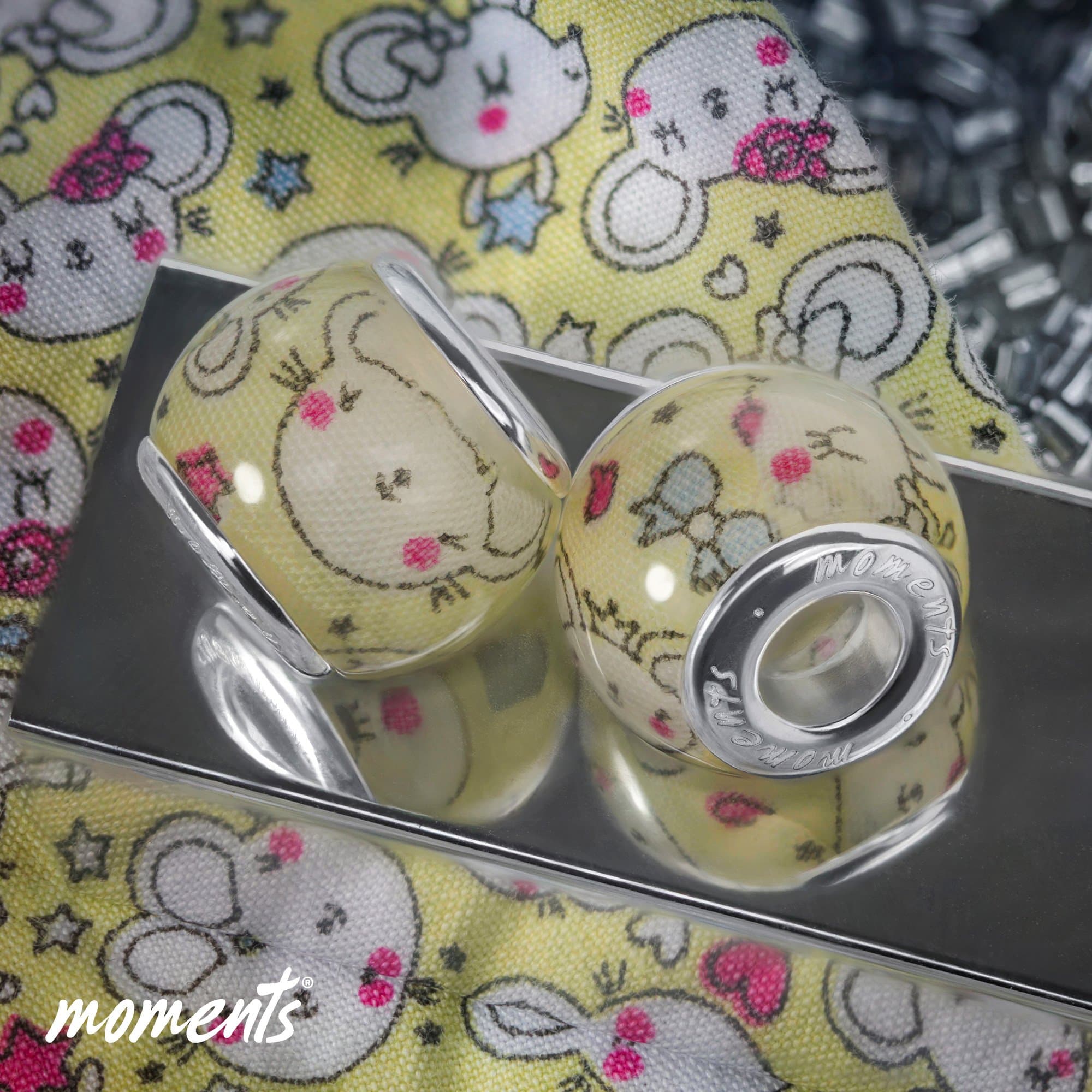 Gelber Glasanhänger mit Cartoon-Maus-Aufdruck und silbernem Kern.