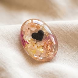 Oval Memory Stone mit herzförmiger Aschenanordnung