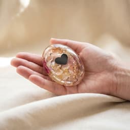 Oval Memory Stone mit herzförmiger Aschenanordnung