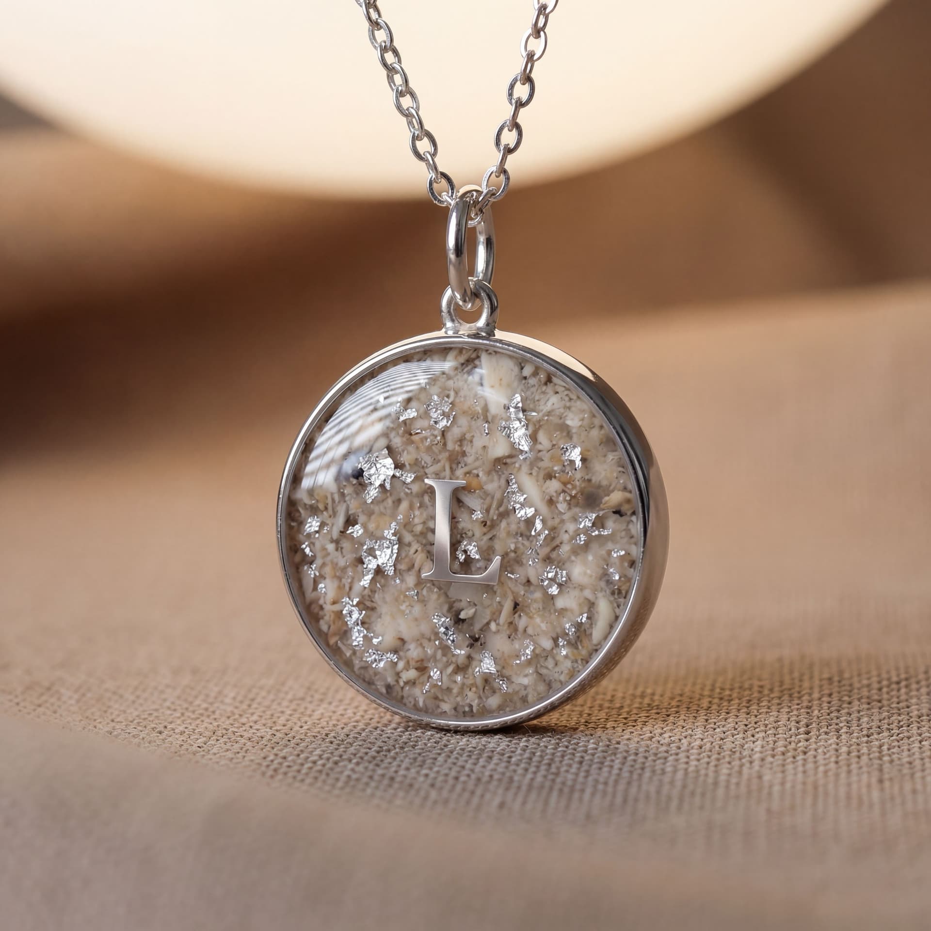 Circle of Life Pendant with Ashes (18 mm) - close-up detail view