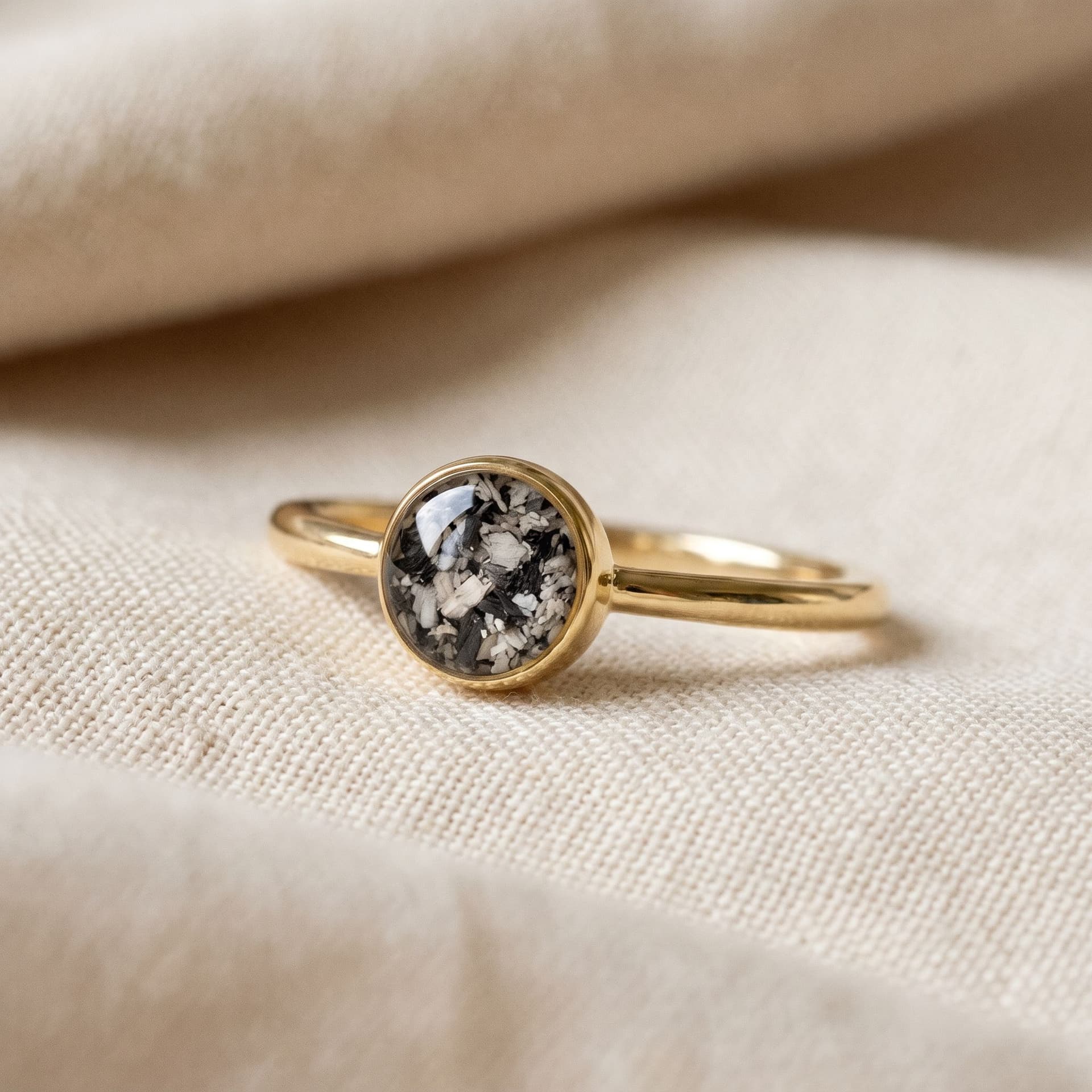 Circle of Life Ring with Ashes (14K Gold) - close-up detail view